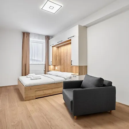 Moderně Zařízený S Garážovým Stáním