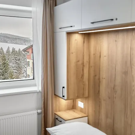 Moderně Zařízený S Garážovým Stáním